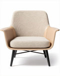 Leren fauteuil met schapenvacht zitting en houten armleuningen 80 x 80 x 90cm